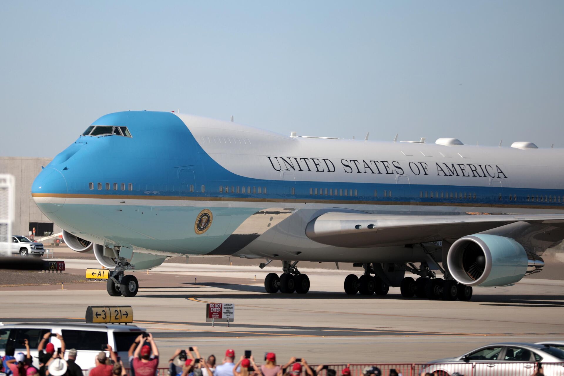 Air Force One (Força Aérea Um) chega a um comício da campanha Make America Great Again no Aeroporto Phoenix Goodyear em Goodyear, Arizona, Estados Unidos, em 28 de outubro de 2020 - Sputnik Brasil, 1920, 07.10.2024