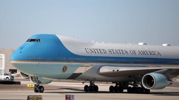 Air Force One (Força Aérea Um) chega a um comício da campanha Make America Great Again no Aeroporto Phoenix Goodyear em Goodyear, Arizona, Estados Unidos, em 28 de outubro de 2020 - Sputnik Brasil
