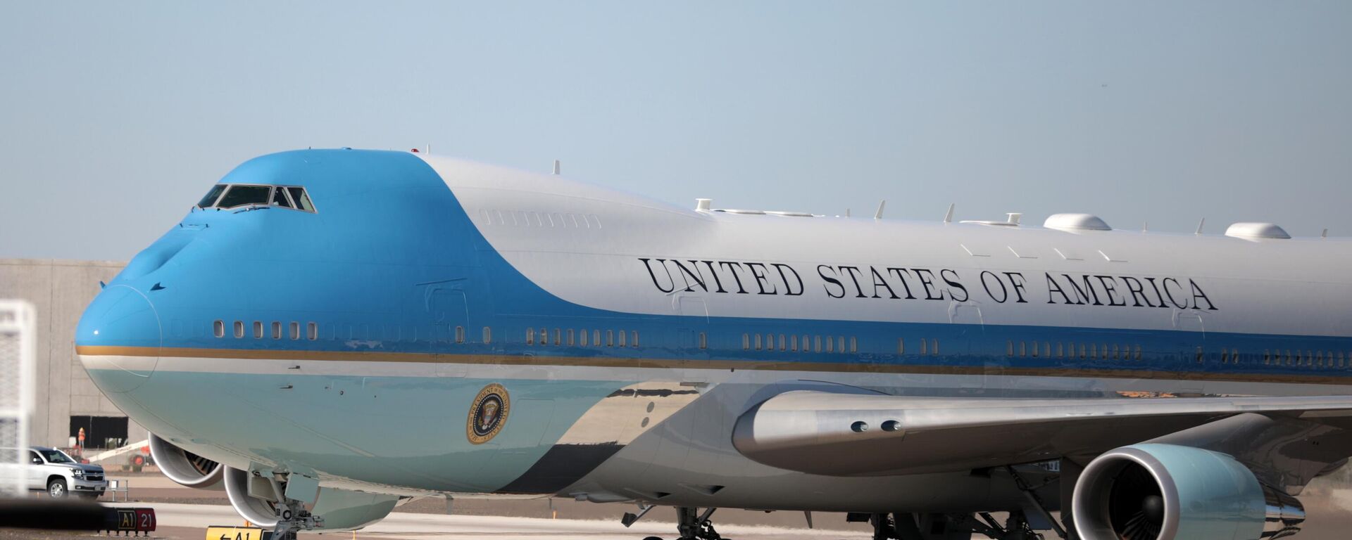 Air Force One (Força Aérea Um) chega a um comício da campanha Make America Great Again no Aeroporto Phoenix Goodyear em Goodyear, Arizona, Estados Unidos, em 28 de outubro de 2020 Air Force One (Força Aérea Um) chega a um comício da campanha Make America Great Again no Aeroporto Phoenix Goodyear em Goodyear, Arizona, Estados Unidos, em 28 de outubro de 2020 - Sputnik Brasil, 1920, 29.03.2026