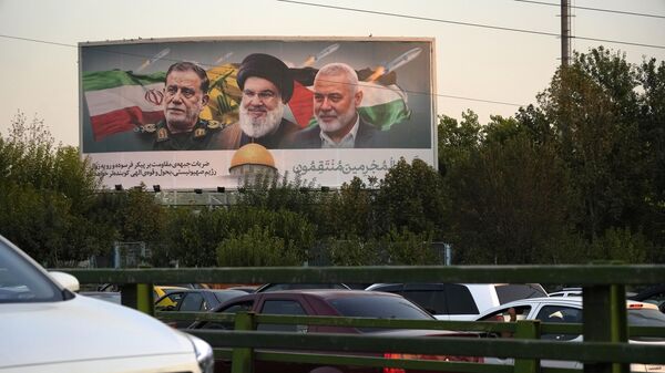Veículos passam por um outdoor em uma rodovia em Teerã, Irã, 7 de outubro de 2024 - Sputnik Brasil