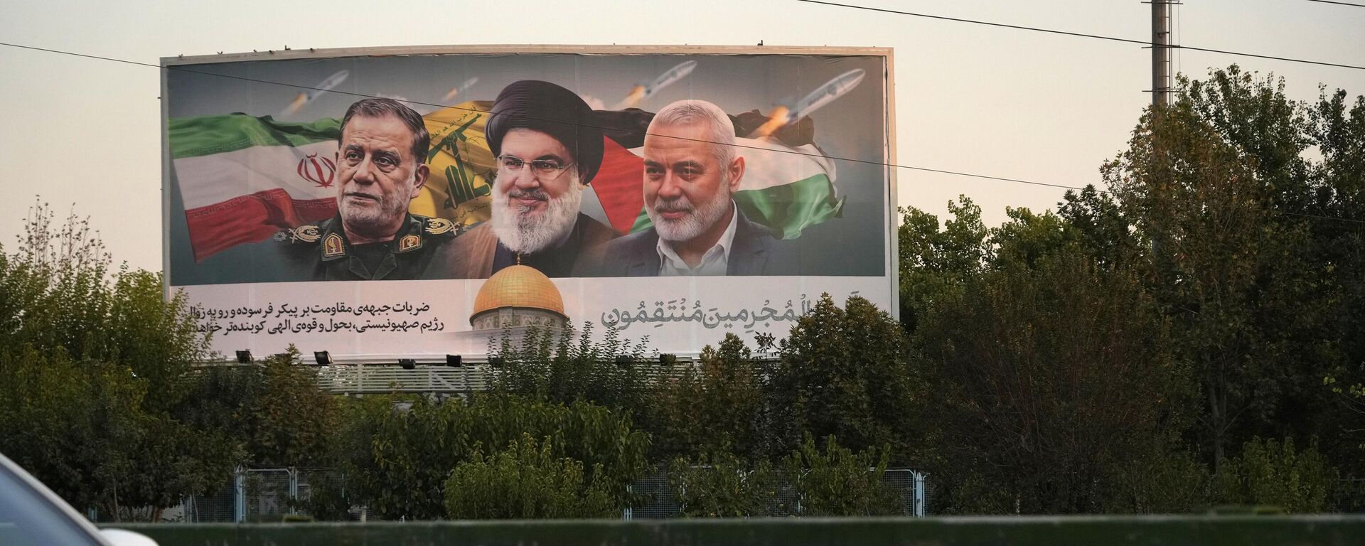 Veículos passam por um outdoor em uma rodovia em Teerã, Irã, 7 de outubro de 2024 - Sputnik Brasil, 1920, 11.01.2026