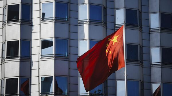 A bandeira nacional chinesa tremula em frente à embaixada do país em Berlim, terça-feira, 23 de abril de 2024 - Sputnik Brasil