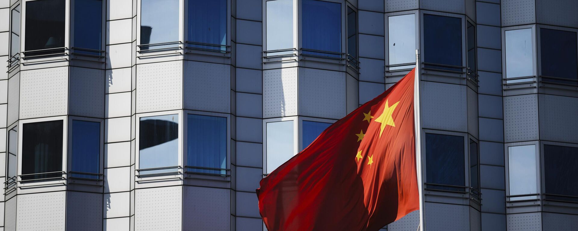 A bandeira nacional chinesa tremula em frente à embaixada do país em Berlim, terça-feira, 23 de abril de 2024 - Sputnik Brasil, 1920, 29.01.2025