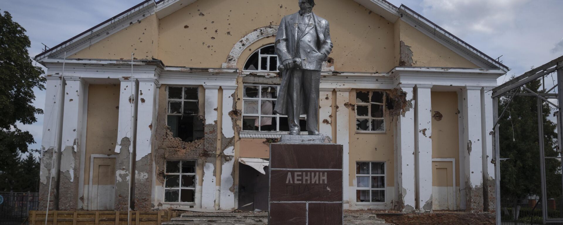 Monumento danificado ao fundador da URSS, Vladimir Lenin, na praça central de Sudzha, região de Kursk, 16 de agosto de 2024. - Sputnik Brasil, 1920, 09.10.2024