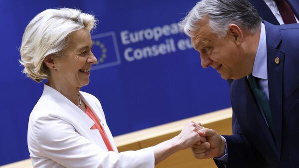 A presidente da Comissão Europeia, Ursula von der Leyen (E), é recebida pelo primeiro-ministro da Hungria, Viktor Orbán, durante uma mesa redonda em uma cúpula da União Europeia (UE) em Bruxelas, 17 de junho de 2024 - Sputnik Brasil