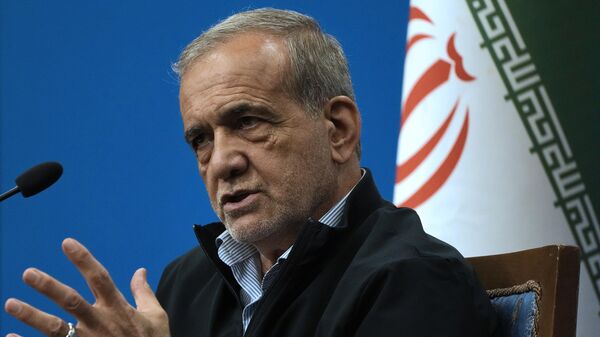 Masoud Pezeshkian, presidente iraniano, durante entrevista coletiva em Teerã. Irã, 16 de setembro de 2024 - Sputnik Brasil