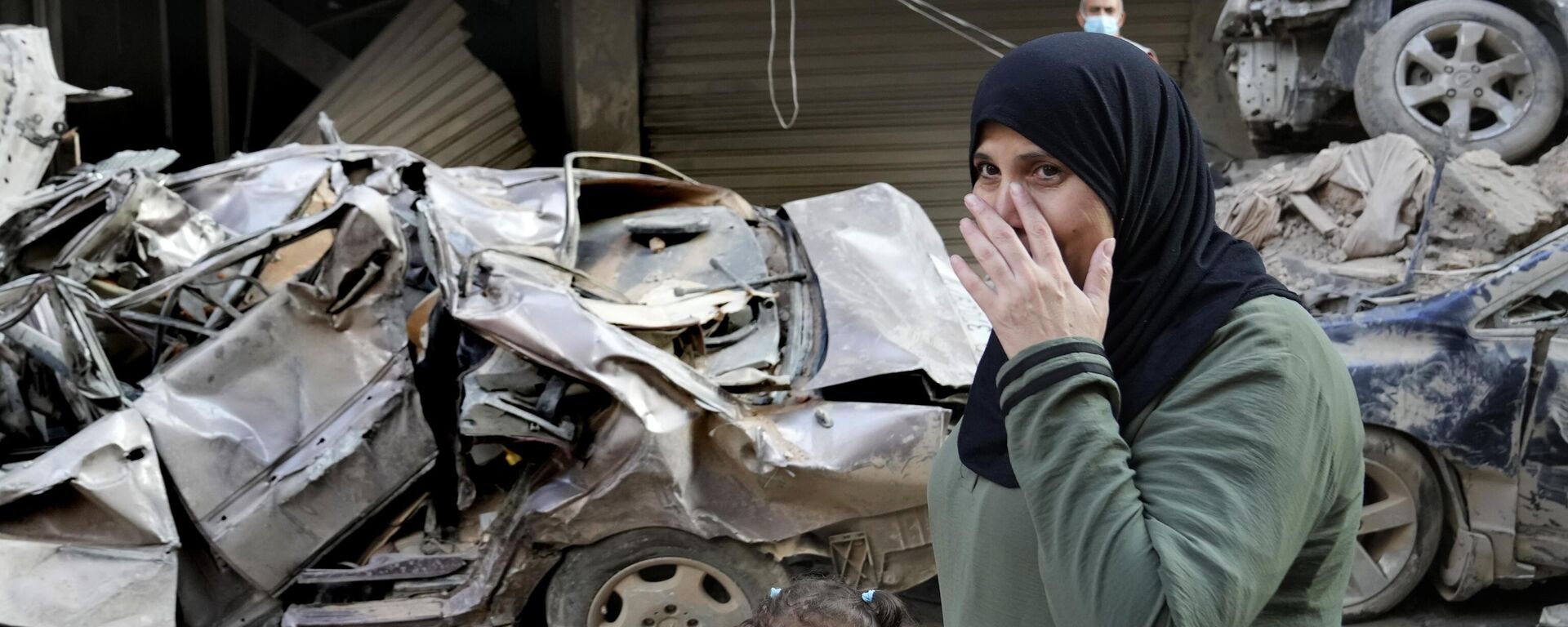 Uma mulher passa na frente de carros destruídos no local de um ataque aéreo israelense que aconteceu quinta-feira, em Beirute. Líbano, 11 de outubro de 2024 - Sputnik Brasil, 1920, 11.10.2024