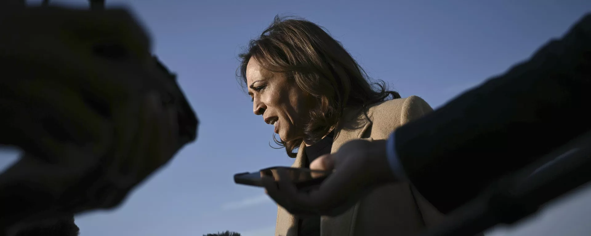 A candidata presidencial democrata, vice-presidente Kamala Harris, fala à imprensa antes de embarcar no Força Aérea Dois na Base Conjunta Andrews, Maryland, 12 de outubro de 2024 - Sputnik Brasil, 1920, 13.10.2024