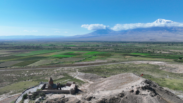 O mosteiro Khor Virap, no sopé do monte Ararat, fica muito perto da igreja recém-descoberta e preserva a memória da conversão do rei armênio ao Cristianismo - Sputnik Brasil