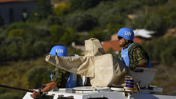 Soldados das forças de paz da ONU patrulham o lado libanês da fronteira entre Líbano e Israel, na vila de Kfar Kila, ao sul, com a cidade israelense de Metula ao fundo, Líbano, 13 de outubro de 2023 - Sputnik Brasil