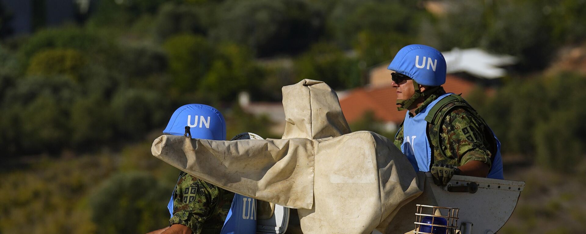 Soldados das forças de paz da ONU patrulham o lado libanês da fronteira entre Líbano e Israel, na vila de Kfar Kila, ao sul, com a cidade israelense de Metula ao fundo, Líbano, 13 de outubro de 2023 - Sputnik Brasil, 1920, 13.10.2024