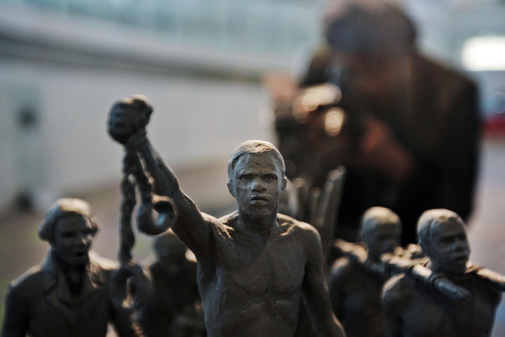 Uma maquete de uma estátua em memória dos africanos escravizados cujas vidas foram sacrificadas durante o comércio transatlântico de escravos na Prefeitura de Londres, 18 de agosto de 2008 - Sputnik Brasil, 1920, 13.10.2024