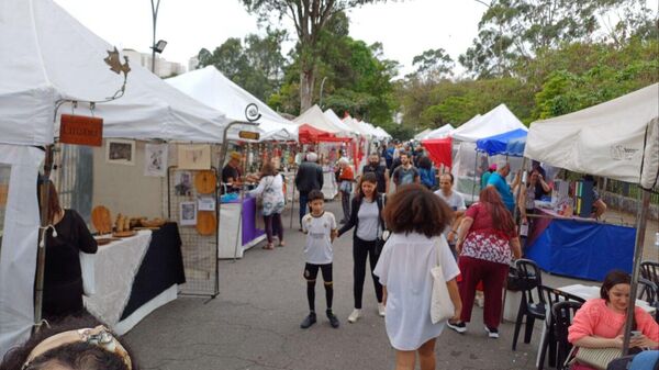 Visitantes passeiam pelas barracas da Feira Cultural Leste Europeia, na Vila Zelina, em São Paulo - Sputnik Brasil