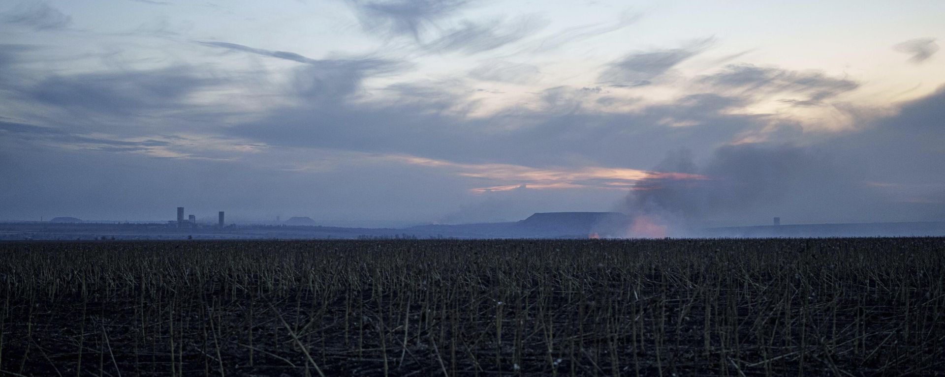 Fumaça sobe de um campo em chamas em frente às minas de carvão perto de Krasnoarmeisk, Donbass, 18 de setembro de 2024 - Sputnik Brasil, 1920, 04.07.2026