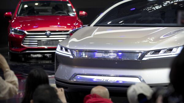 Participantes tiram fotos do carro conceito elétrico E-SEED durante uma coletiva de imprensa da montadora chinesa BYD no Salão do Automóvel da China. Pequim, 25 de abril de 2018 - Sputnik Brasil