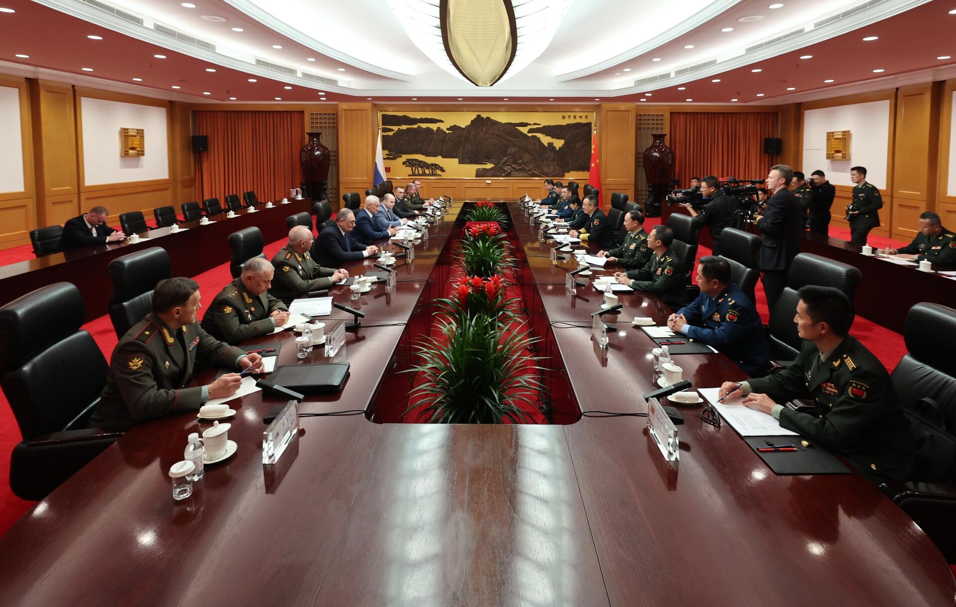 O ministro da Defesa da Rússia, Andrei Belousov, quinto à esquerda, durante as negociações com líderes militares e políticos chineses em Pequim, entre os quais o ministro da Defesa da China, almirante Dong Jun (quinto à direita). - Sputnik Brasil, 1920, 15.10.2024