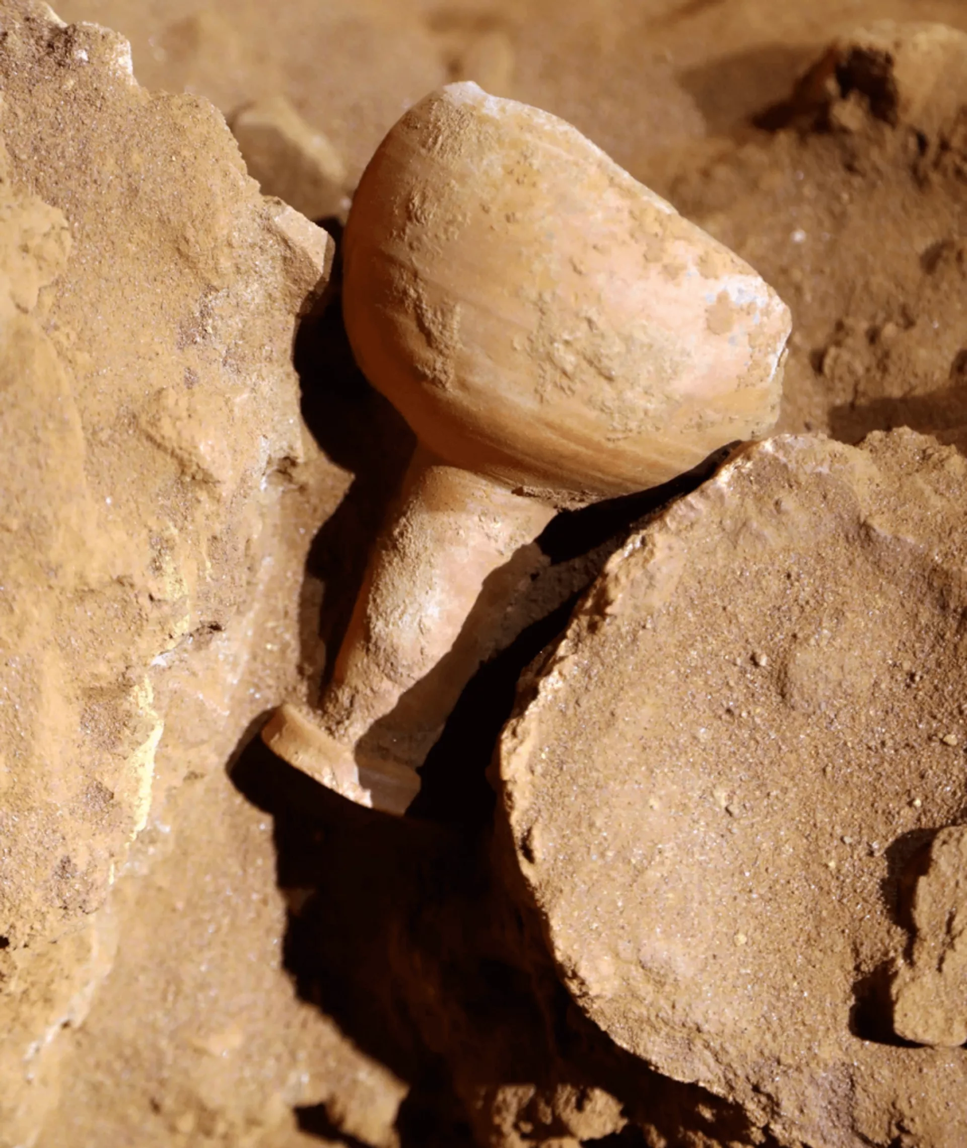 No túmulo descoberto sob o monumento na Jordânia, arqueólogos encontraram um vaso de cerâmica que se assemelha ao Santo Graal - Sputnik Brasil, 1920, 16.10.2024