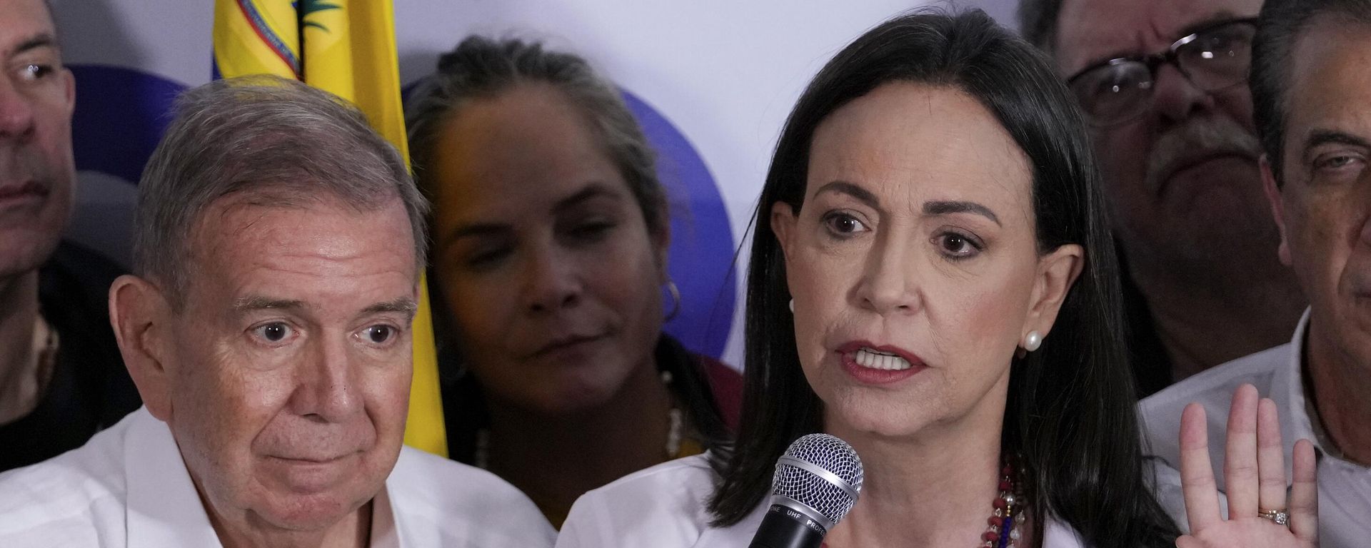 A líder da oposição venezuelana Maria Corina Machado (D) e o candidato presidencial Edmundo González dão uma entrevista coletiva após as autoridades eleitorais declararem o presidente Nicolás Maduro o vencedor da eleição presidencial em Caracas, Venezuela, 29 de julho de 2024 A líder da oposição venezuelana Maria Corina Machado (D) e o candidato presidencial Edmundo González dão uma entrevista coletiva após as autoridades eleitorais declararem o presidente Nicolás Maduro o vencedor da eleição presidencial em Caracas, Venezuela, 29 de julho de 2024 - Sputnik Brasil, 1920, 17.10.2024