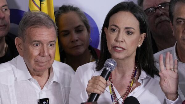 A líder da oposição venezuelana Maria Corina Machado (D) e o candidato presidencial Edmundo González dão uma entrevista coletiva após as autoridades eleitorais declararem o presidente Nicolás Maduro o vencedor da eleição presidencial em Caracas, Venezuela, 29 de julho de 2024 - Sputnik Brasil