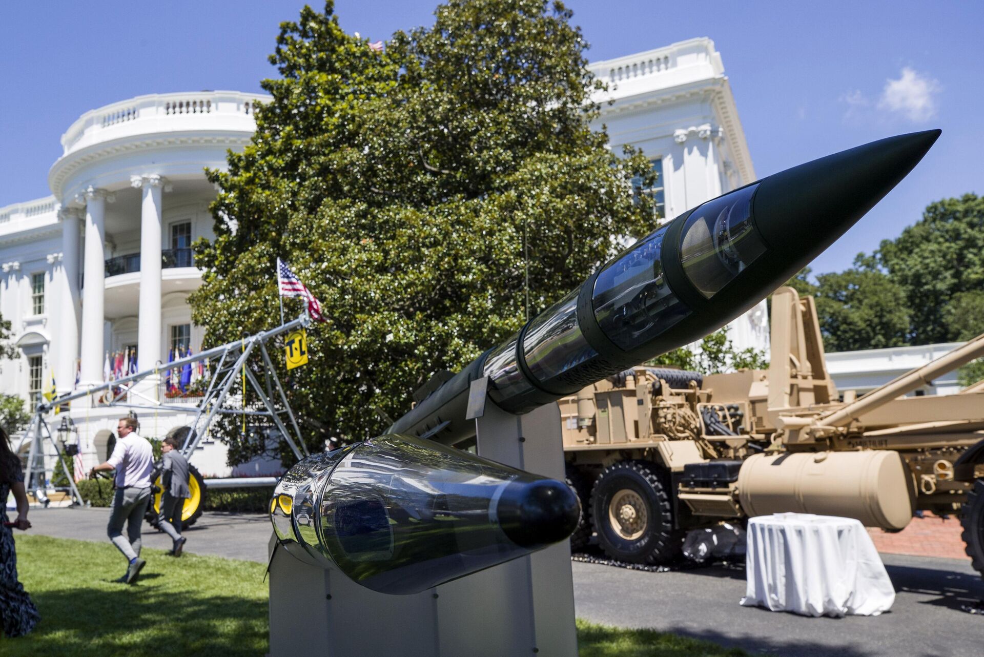 Sistema de defesa antimísseis balísticos THAAD é exibido durante exposição Made in America no gramado sul da Casa Branca, em Washington, EUA, 15 de julho de 2019. - Sputnik Brasil, 1920, 18.10.2024