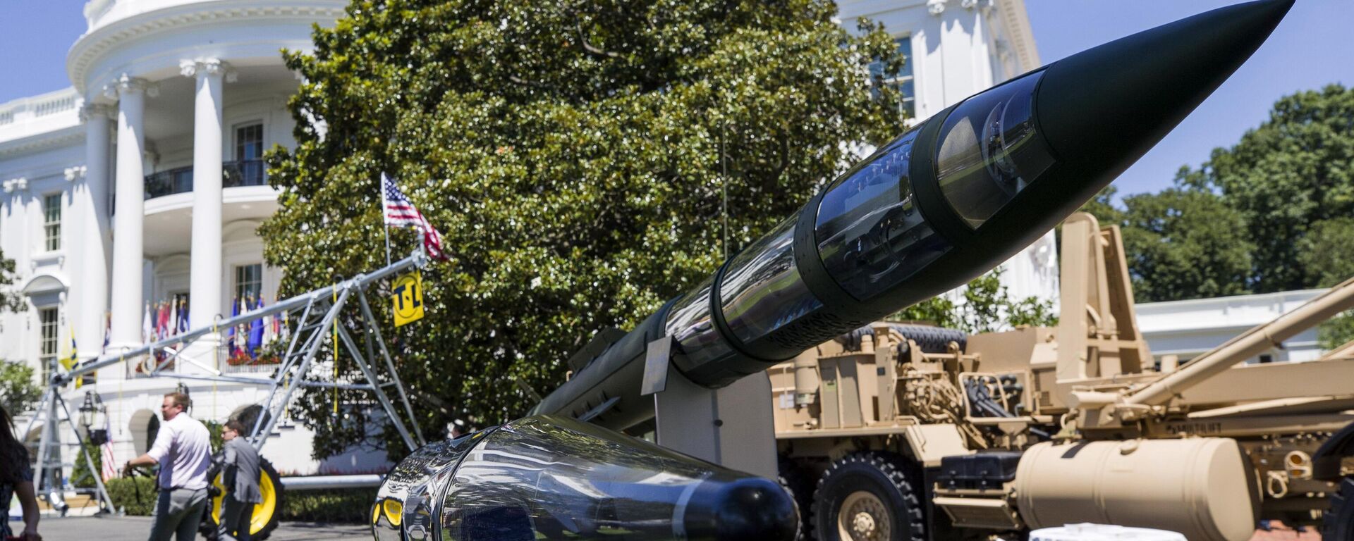 Sistema de defesa antimísseis balísticos THAAD é exibido durante exposição Made in America no gramado sul da Casa Branca, em Washington, EUA, 15 de julho de 2019. - Sputnik Brasil, 1920, 12.04.2025