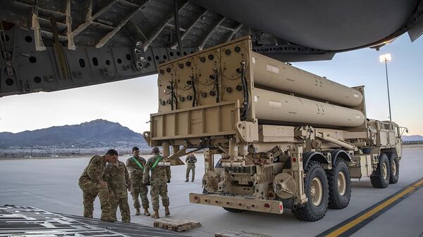 Foto fornecida pelas Força Aérea dos EUA mostra estação de lançamento do sistema THAAD sendo carregada em aeronave C-17 Globemaster III do 4º Esquadrão de Transporte Aéreo dos EUA, em Fort Bliss, Texas, 23 de fevereiro de 2019. - Sputnik Brasil