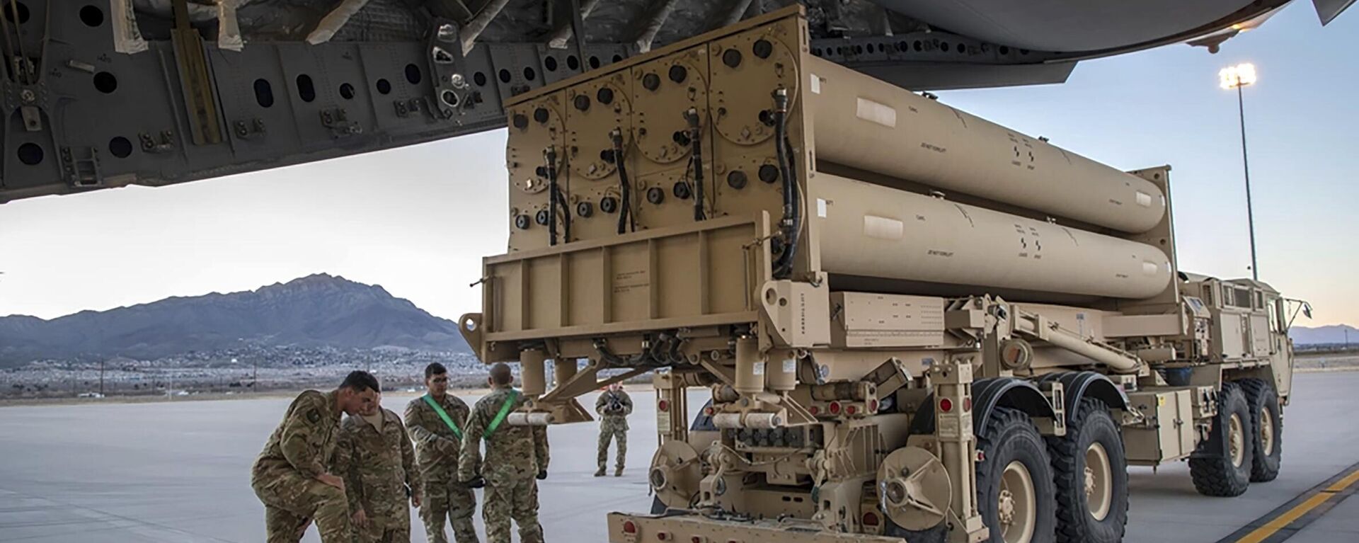 Foto fornecida pelas Força Aérea dos EUA mostra estação de lançamento do sistema THAAD sendo carregada em aeronave C-17 Globemaster III do 4º Esquadrão de Transporte Aéreo dos EUA, em Fort Bliss, Texas, 23 de fevereiro de 2019. - Sputnik Brasil, 1920, 18.10.2024