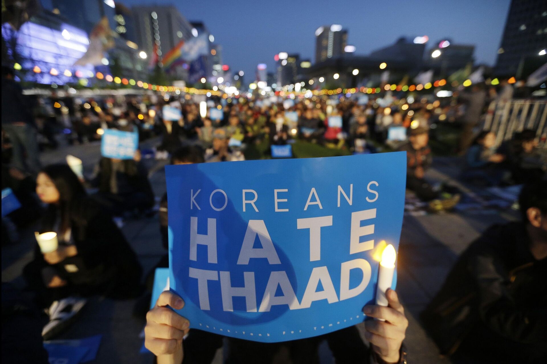 Manifestantes sul-coreanos empunham mensagem coreanos odeiam o THAAD, em protesto contra a mobilização do sistema de defesa antimísseis norte-americanos na Coreia do Sul, Seul, 29 de abril de 2017 (foto de arquivo) - Sputnik Brasil, 1920, 18.10.2024