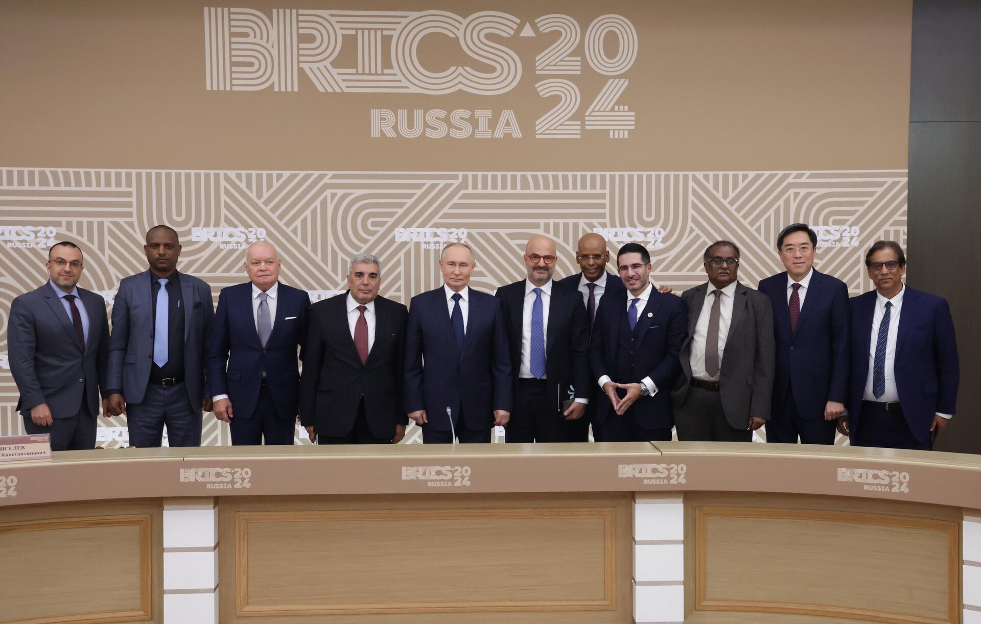 O presidente russo, Vladimir Putin, é fotografado com representantes dos principais meios de comunicação dos países do BRICS. Da esquerda para a direita: diretor editorial da CNN Brasil (Brasil) Daniel Rittner, diretor geral da agência de notícias FANA (Etiópia) Admasu Damtew Belete, diretor geral do grupo de mídia Rossiya Segodnya Dmitry Kiselev, editor-chefe adjunto do MENA agência de notícias (Egito) Salahaldin Maghauri. Depois da direita para a esquerda: presidente executivo da holding de mídia Independent Media (África do Sul) Iqbal Surve, editor-chefe adjunto da China Media Corporation, diretor e editor-chefe da rede de televisão CGTN (China) Fan Yan, editor executivo da agência de notícias PTI (Índia) Sudhakar Nair, editor-chefe do jornal Arab News (Arábia Saudita) Faizal Abbas, diretor geral da Sky News Arabia (EAU) Nadeem Koteich, em 18 de outubro de 2024 - Sputnik Brasil, 1920, 18.10.2024