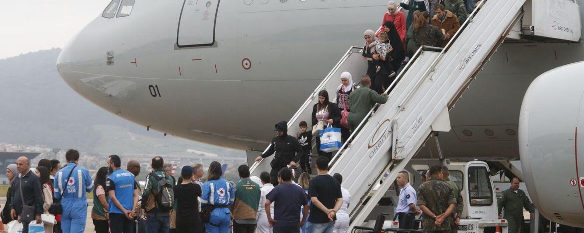 Passageiros durante desembarque de avião da Força Aérea Brasileira que veio do Líbano. São Paulo, 19 de outubro de 2024 - Sputnik Brasil, 1920, 19.10.2024