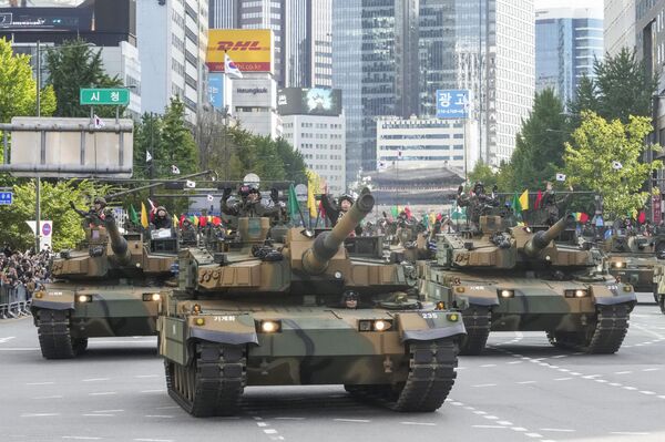 Tanques K2 do Exército sul-coreano participam de um desfile durante a 76ª cerimônia do Dia das Forças Armadas em Seul, Coreia do Sul, 1º de outubro de 2024. - Sputnik Brasil