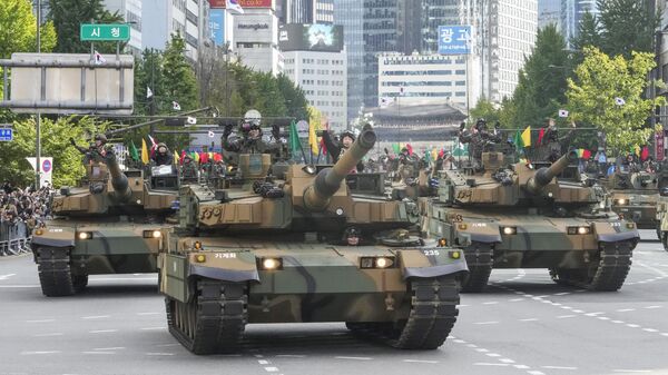 Tanques K2 do Exército sul-coreano participam de um desfile durante a 76ª cerimônia do Dia das Forças Armadas em Seul, Coreia do Sul, 1º de outubro de 2024. - Sputnik Brasil