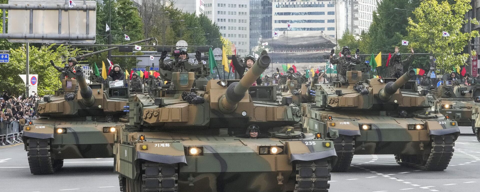 Tanques K2 do Exército sul-coreano participam de um desfile durante a 76ª cerimônia do Dia das Forças Armadas em Seul, Coreia do Sul, 1º de outubro de 2024. - Sputnik Brasil, 1920, 07.08.2025