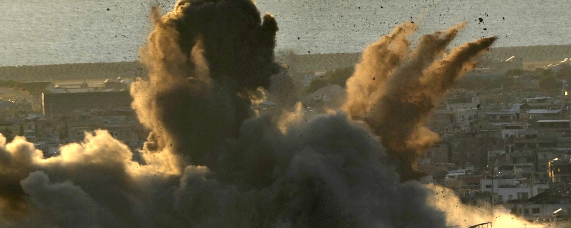Fumaça sobe após ataques aéreos israelenses em Dahiyeh, no subúrbio ao sul de Beirute. Líbano, 19 de outubro de 2024 - Sputnik Brasil, 1920, 27.11.2024