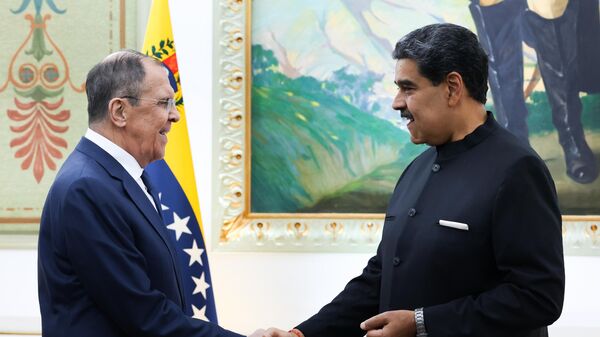 O ministro das Relações Exteriores da Rússia, Sergei Lavrov, e o presidente venezuelano, Nicolas Maduro (à direita), durante uma reunião no Palácio Miraflores, em Caracas - Sputnik Brasil