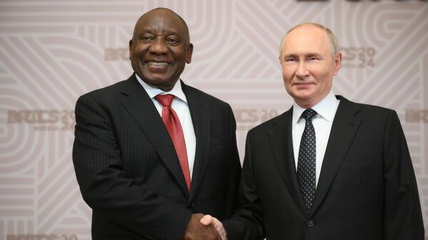 Os presidentes da África do Sul, Cyril Ramaphosa, e da Rússia, Vladimir Putin, se cumprimentam na cerimônia de encontro dos chefes de delegações dos países do BRICS, na 16ª cúpula do grupo. Kazan, Rússia, 22 de outubro de 2024 - Sputnik Brasil