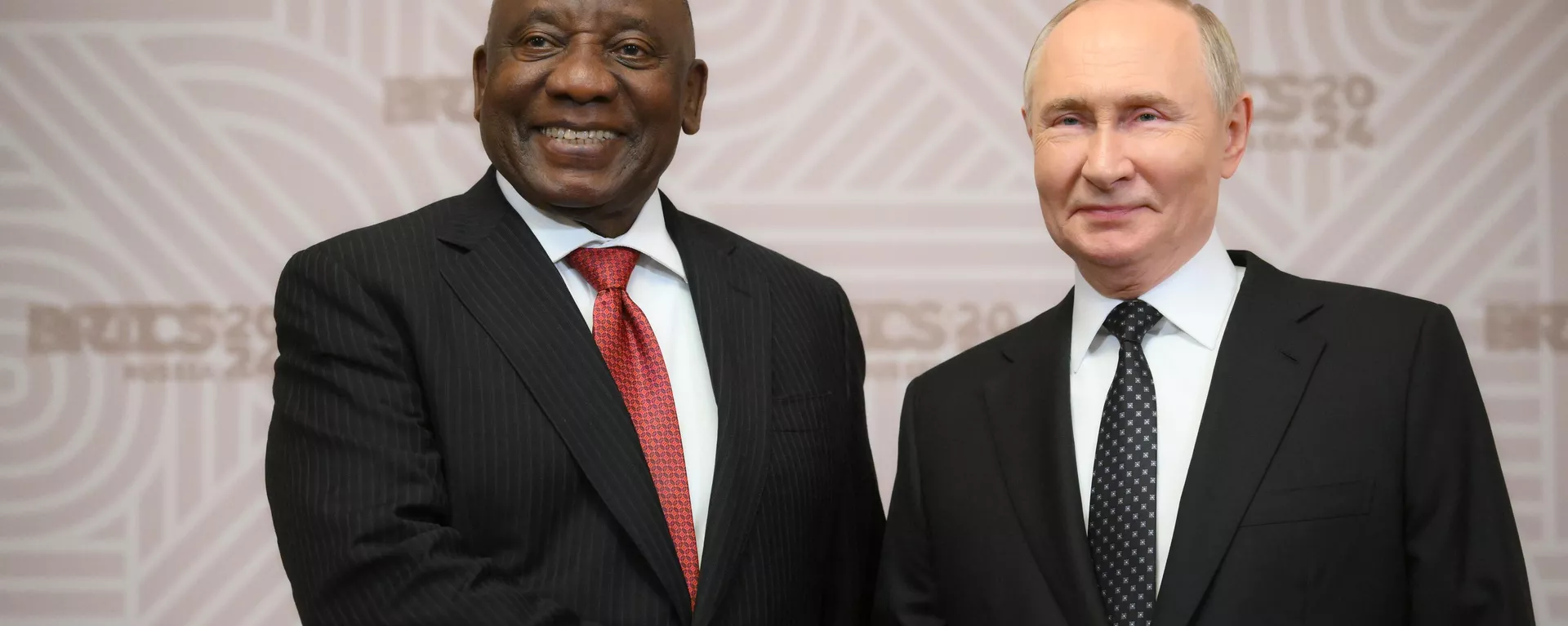 Os presidentes da África do Sul, Cyril Ramaphosa, e da Rússia, Vladimir Putin, se cumprimentam na cerimônia de encontro dos chefes de delegações dos países do BRICS, na 16ª cúpula do grupo. Kazan, Rússia, 22 de outubro de 2024 - Sputnik Brasil, 1920, 22.10.2024