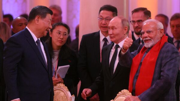 Líder da China Xi Jinping, presidente da Rússia Vladimir Putin e o primeiro-ministro da Índia Narendra Modi durante um concerto antes de um jantar informal dos chefes de delegações dos países do BRICS no âmbito da XVI Cúpula do BRICS em Kazan - Sputnik Brasil