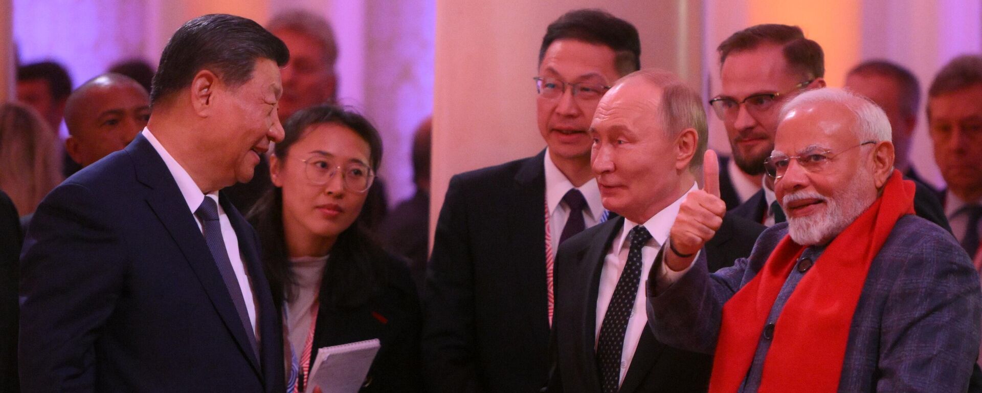 Líder da China Xi Jinping, presidente da Rússia Vladimir Putin e o primeiro-ministro da Índia Narendra Modi durante um concerto antes de um jantar informal dos chefes de delegações dos países do BRICS no âmbito da XVI Cúpula do BRICS em Kazan - Sputnik Brasil, 1920, 23.10.2024