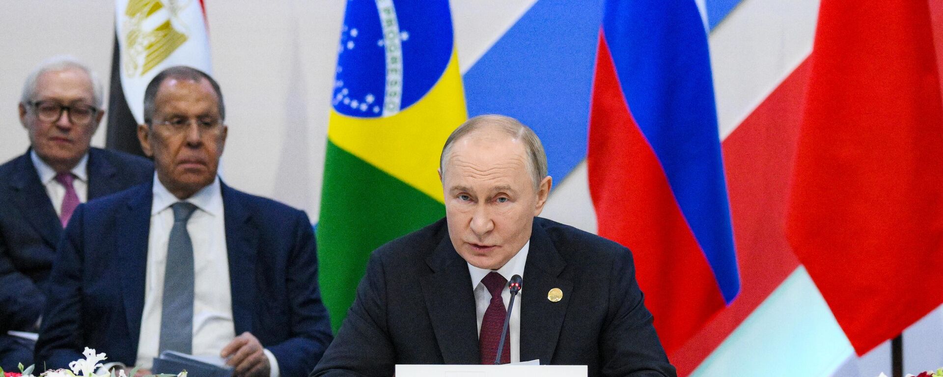 Presidente russo Vladimir Putin durante uma reunião em formato restrito com líderes do BRICS na 16ª Cúpula do BRICS em Kazan. - Sputnik Brasil, 1920, 23.10.2024