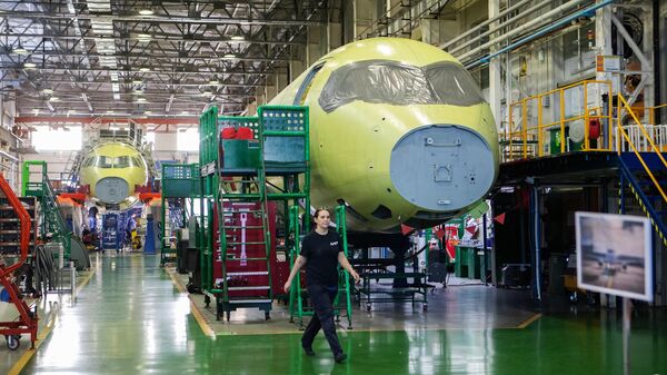 A fabricação das fuselagens do avião regional Sukhoi Superjet-100 na fábrica de aviação Yuri Gagarin, Rússia - Sputnik Brasil