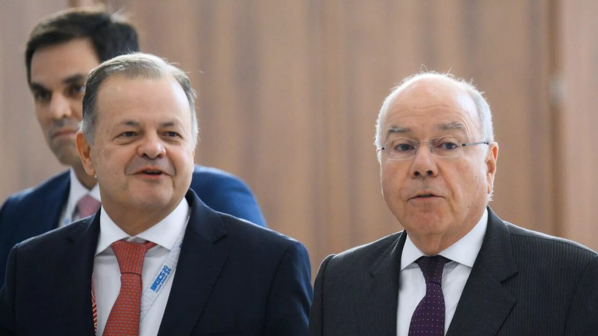 O ministro das Relações Exteriores do Brasil, Mauro Vieira (à direita), e o embaixador do Brasil em Moscou, Rodrigo Baena Soares, durante a cúpula de chefes de Estado do BRICS na cidade de Kazan, Rússia, em 23 de outubro de 2024 - Sputnik Brasil, 1920, 23.10.2024