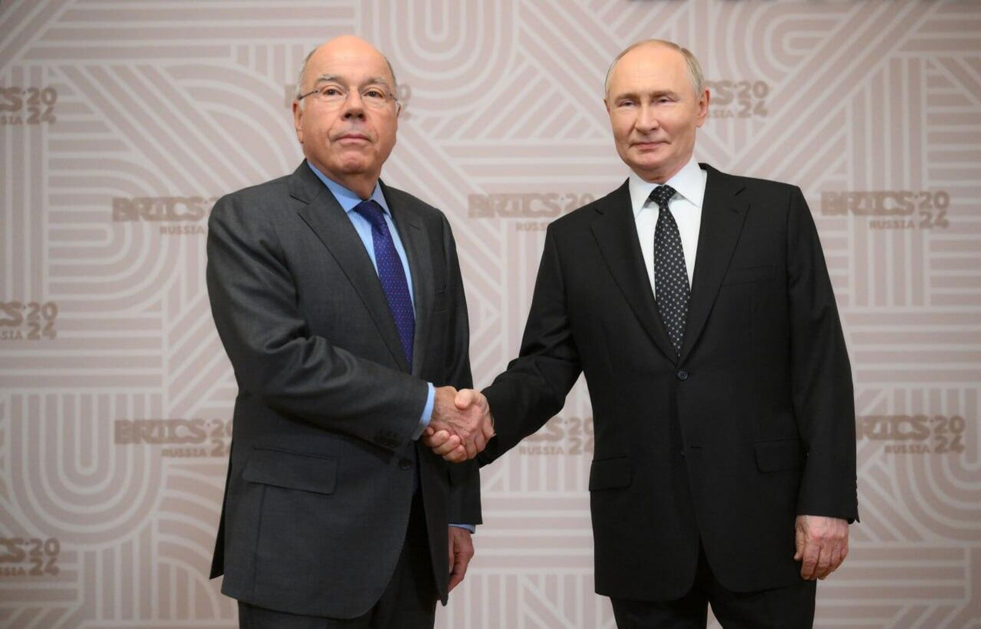 O ministro das Relações Exteriores do Brasil, Mauro Vieira, e o presidente da Rússia, Vladimir Putin, durante abertura da cúpula de chefes de Estado do BRICS em Kazan. Rússia, 23 de outubro de 2024 - Sputnik Brasil, 1920, 23.10.2024