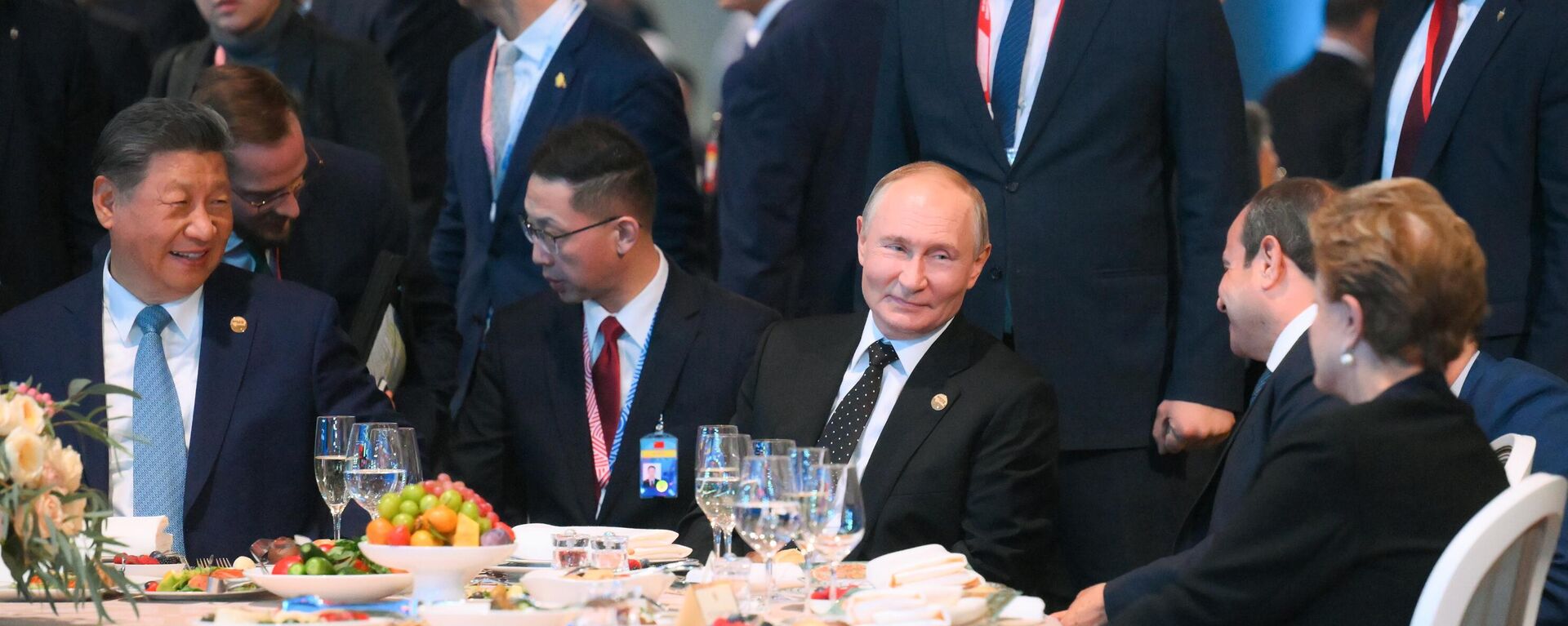 Vladimir Putin, presidente russo e Xi Jinping, presidente chinês, em uma recepção solene da 16ª Cúpula do BRICS. - Sputnik Brasil, 1920, 24.10.2024