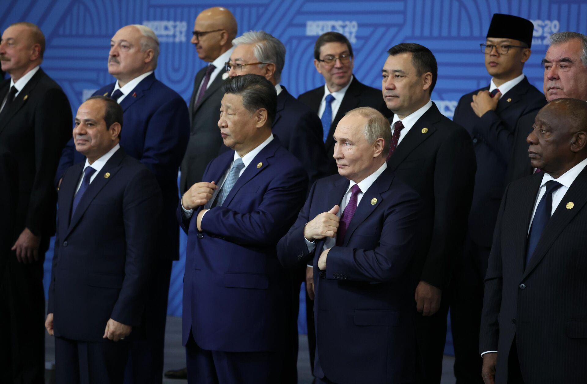 O presidente russo Vladimir Putin e o presidente chinês Xi Jinping na cerimônia de fotos dos líderes do BRICS na 16ª cúpula do BRICS em Kazan, 24 de outubro de 2024. - Sputnik Brasil, 1920, 14.02.2025