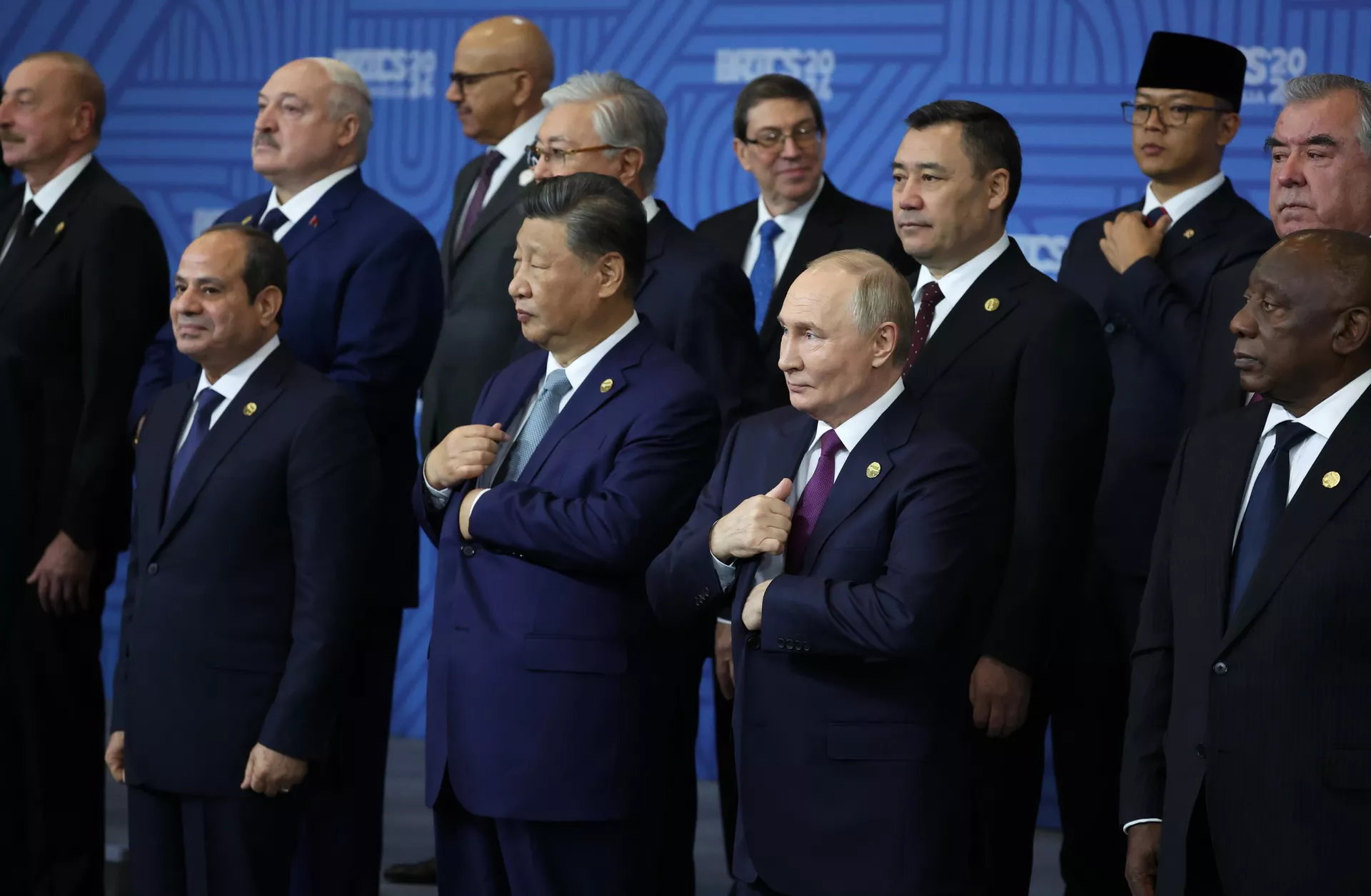 O presidente russo Vladimir Putin e o presidente chinês Xi Jinping na cerimônia de fotos dos líderes do BRICS na 16ª cúpula do BRICS em Kazan, 24 de outubro de 2024. - Sputnik Brasil, 1920, 22.11.2024