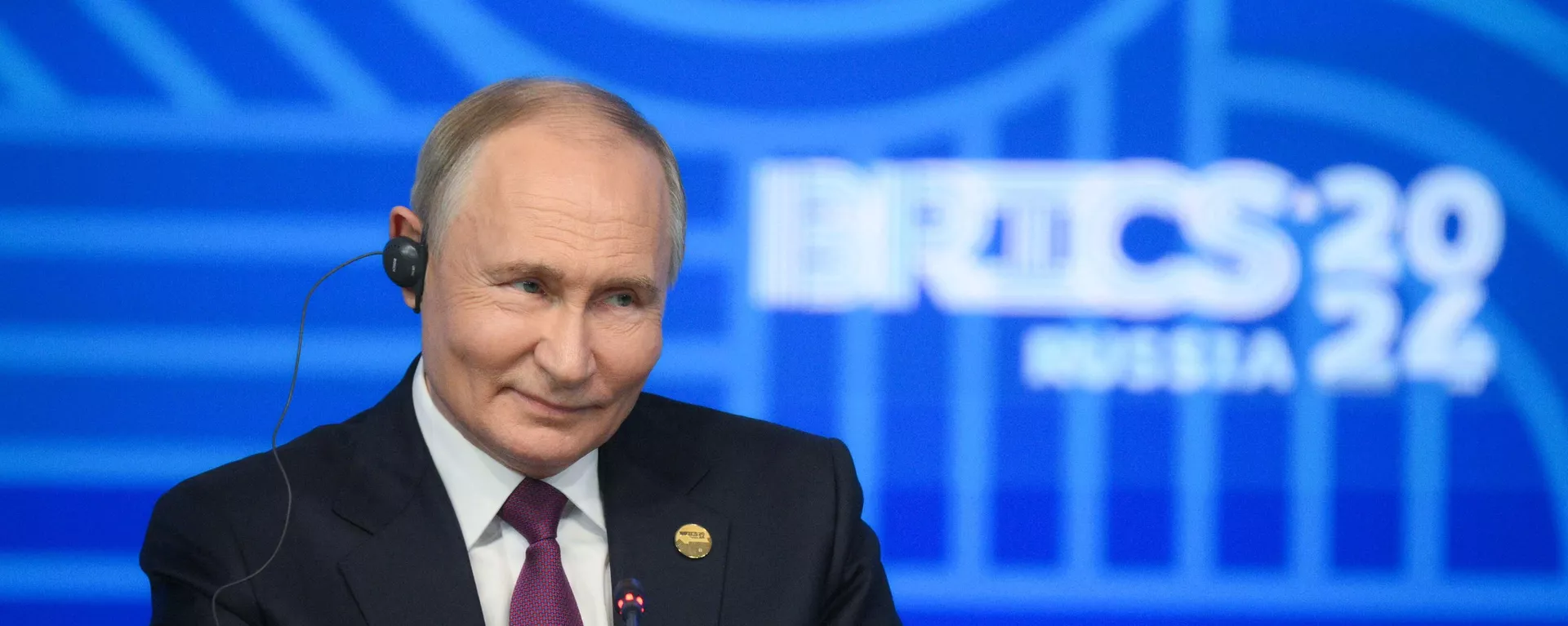 Presidente russo, Vladimir Putin, sorri durante pergunta de jornalista em coletiva na Cúpula do BRICS em Kazan Presidente russo, Vladimir Putin, sorri durante pergunta de jornalista em coletiva na Cúpula do BRICS em Kazan - Sputnik Brasil, 1920, 29.10.2024