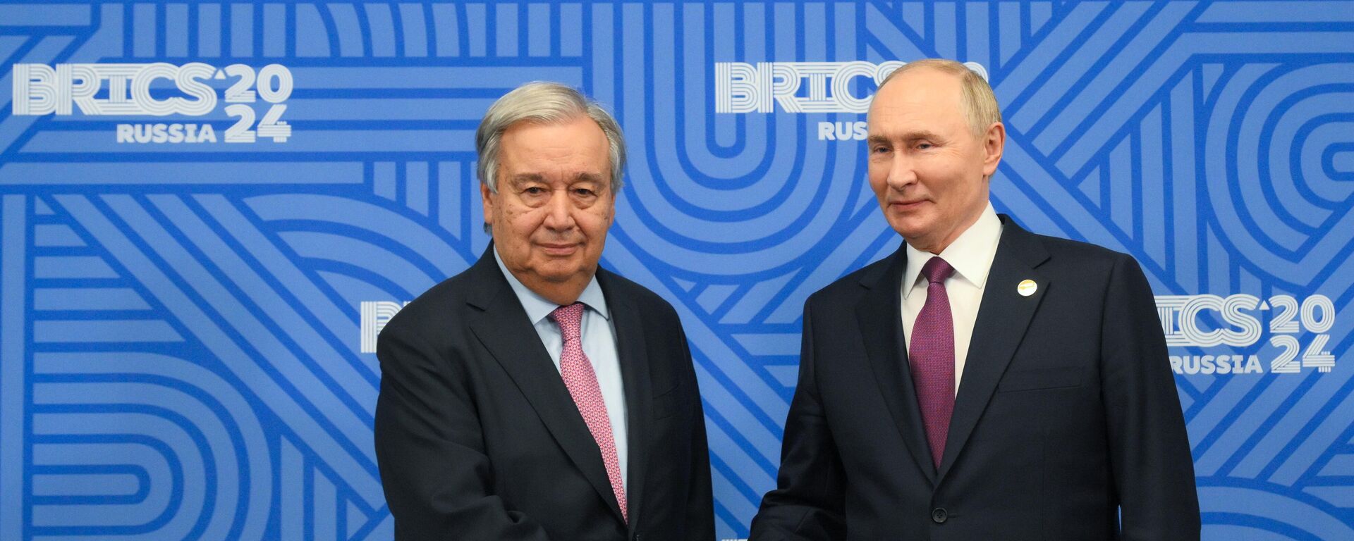 Presidente da Rússia, Vladimir Putin, em aperto de mão com o secretário-geral da Organização das Nações Unidas (ONU), António Guterres, após encontro bilateral. Kazan, Rússia, 24 de outubro de 2024 - Sputnik Brasil, 1920, 24.10.2024