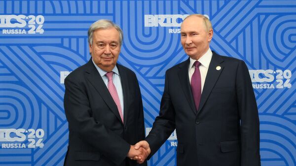 Presidente da Rússia, Vladimir Putin, em aperto de mão com o secretário-geral da Organização das Nações Unidas (ONU), António Guterres, após encontro bilateral. Kazan, Rússia, 24 de outubro de 2024 - Sputnik Brasil