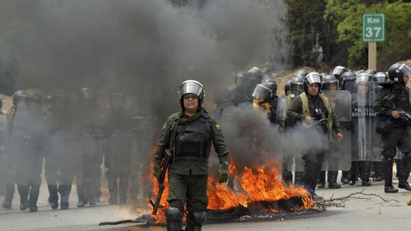 A polícia de choque confronta apoiadores do ex-presidente boliviano Evo Morales durante um bloqueio de estrada para pressionar contra a sua acusação por supostas agressões a menores, perto de Cochabamba, Bolívia, na sexta-feira, 25 de outubro de 2024 - Sputnik Brasil